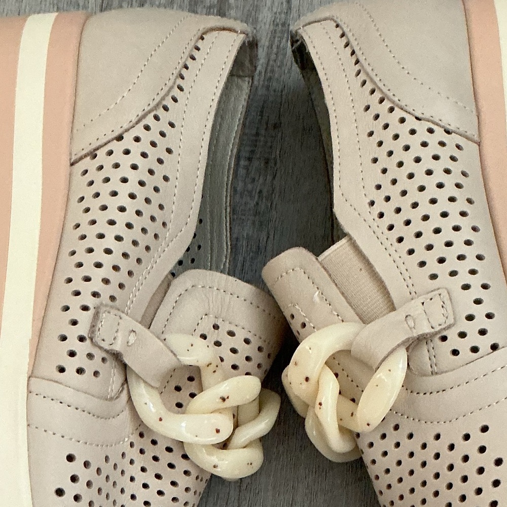 DOLCE VITA JHENEE PERFORATED
SNEAKERS- SAND NUBUCK - Picture 6 of 6